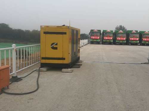 平凉电力系统的稳定性和设备兼容性如何影响发电机组的频率规格？