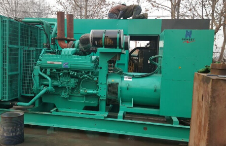 平凉发电机组如何判断水冷式机油散热器内部是否需要清洗？